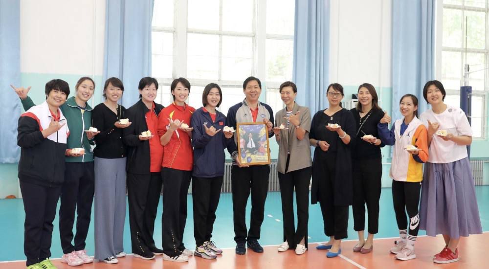 美国闻名物理学家查理，带着老婆安妮与儿子杰克来到中国广西观光，在一次不测变乱中，儿子失落落山谷与怙恃掉散。杰克在丛林里碰到丛林守护者小健等人，他们都有一身好工夫与求生技术，因而他们率领杰克走出山林回到怙恃身旁。